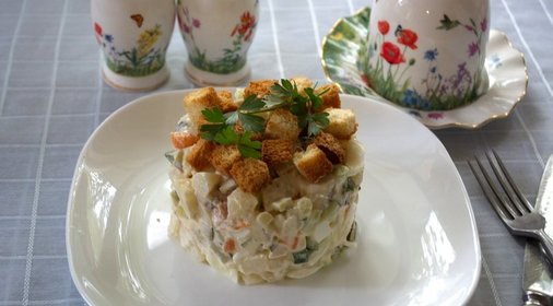 Салат с копченой курицей и сухариками