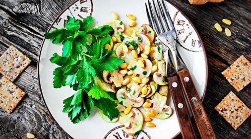 Салат из свежих шампиньонов с соусом персилад