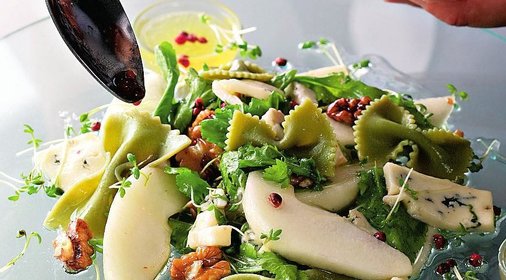 Салат с грушами и горгонзолой