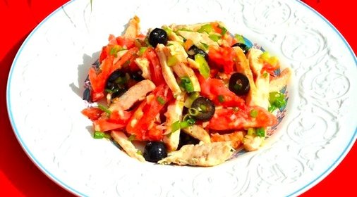 Салат из курицы с маслинами