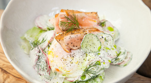 Летний салат со сметаной и лососем