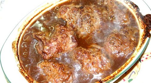 Щечки теленка, томленые в демиглясе, с запеченными овощами и грибным соусом