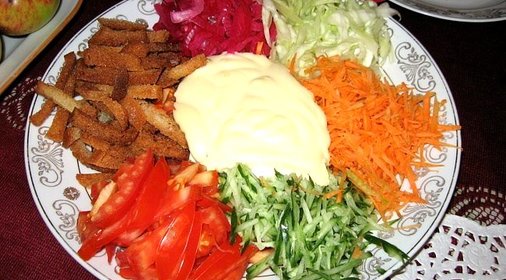Овощной салат с капустой и мясом