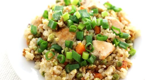 Жареный рис с курицей