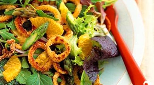 Салат со спаржей, хрустящими кальмарами и мандаринами