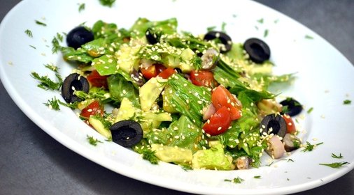 Овощной салат с осьминогами