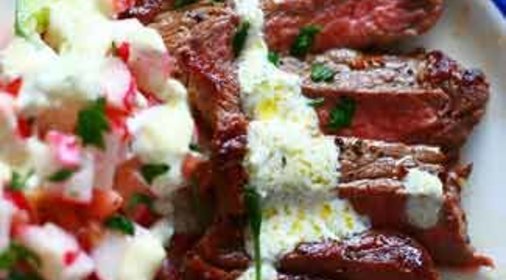 Салат из помидоров и редиса с говядиной и заправкой из брынзы