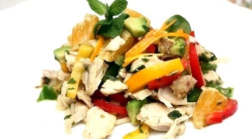 Куриный салат со сладким перцем и авокадо