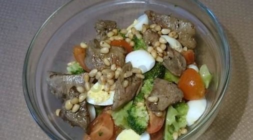 Тёплый салат с брокколи и куриной печенью