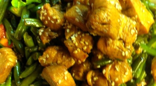 Теплый салат с индейкой и фасолью