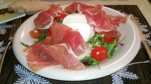 Салат с пармской ветчиной, моцареллой и рукколой
