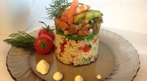 Слоеный салат с форелью и булгуром
