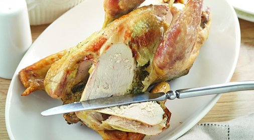 Запеченная цесарка с травяным маслом