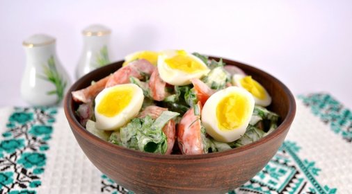 Весенний салат со щавелем и перепелиными яйцами