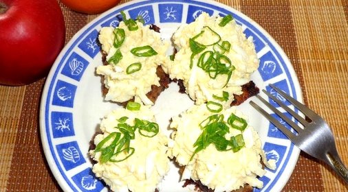 Отбивные с яичным салатом