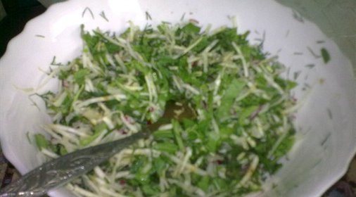 Летний зеленый салат с редисом