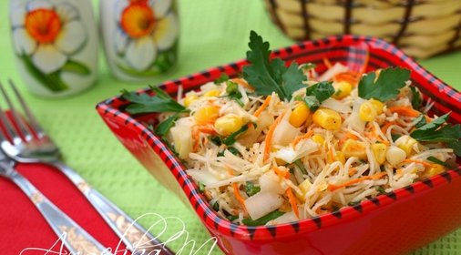 Салат с корнем сельдерея, морковью и кукурузой