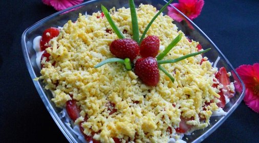 Салат с курицей и клубникой