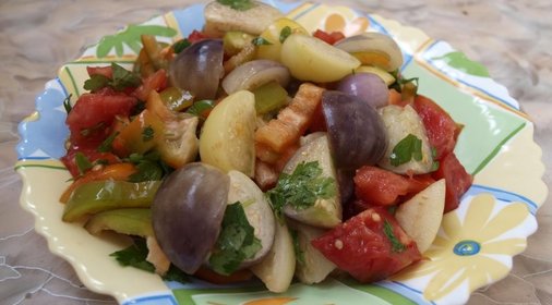 Салат из свежих овощей с физалисом