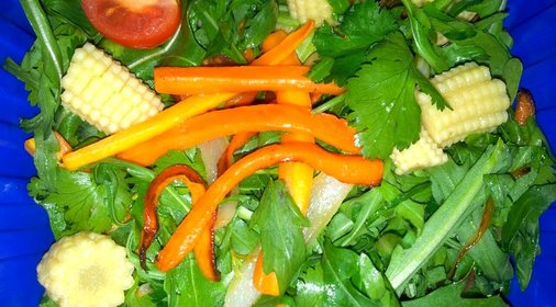 Салат из рукколы, шпината, моркови и кукурузой.