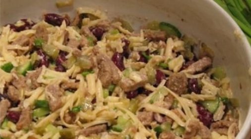 Салат с фасолью и сухариками