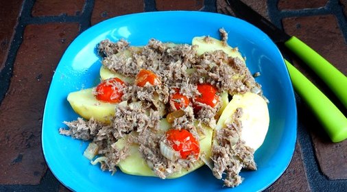 Молодой картофель с мясной подливой