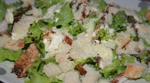 Салат с крутонами, курицей и пармезаном