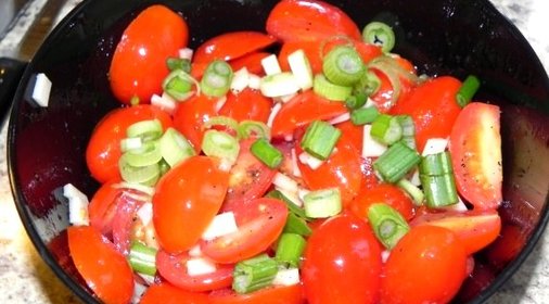 Салат с помидорами черри