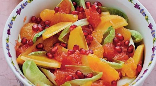 Зимний фруктовый салат с гранатами и горчичным соусом