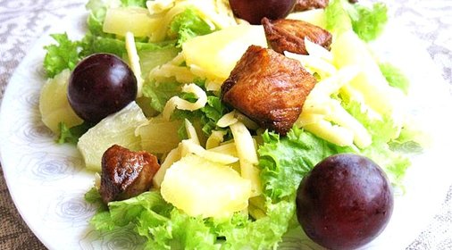 Салат с курицей и ананасами