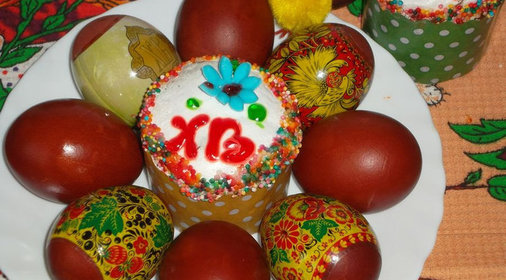 Яйца, крашенные луковой шелухой