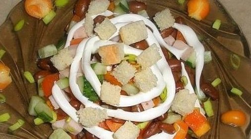 Салат Хрустик с фасолью ветчиной и сухариками