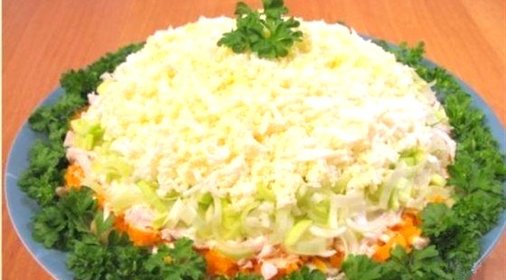 Слоеный салат с курицей и шампиньонами