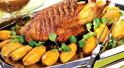 Утка с яблоками и черносливом в сливовом соусе