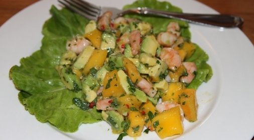 Салат с креветками, манго и авокадо