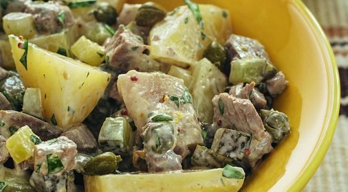 Салат из картофеля с сельдью и телятиной