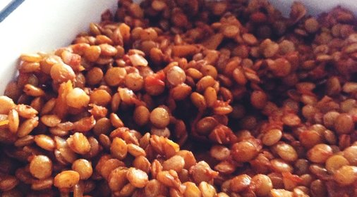 Чечевица с томатами и зельнью