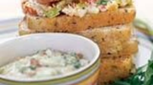 Сэндвич с куриным салатом и миндалем