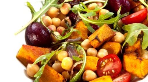 Теплый салат из тыквы с нутом и заправкой из тахини