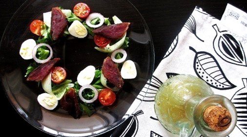 Салат с вяленой уткой, овощами и медово-горчичной заправкой