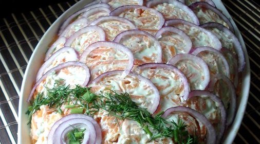 Слоеный салат с красной рыбой, рисом и овощами