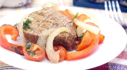 Запеченная телятина с овощами