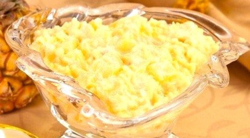 Салат с сыром и ананасами