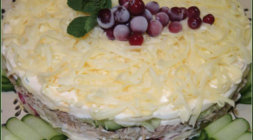 Салат с индейкой слоёный