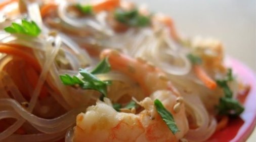 Фунчоза с овощами и креветками