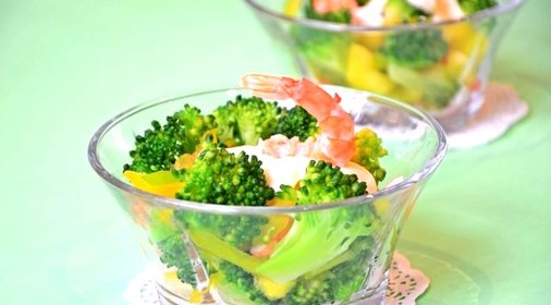 Салат с креветками и брокколи