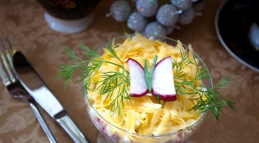 Слоеный салат с редисом и курицей