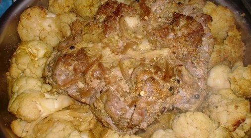 Свинина, запеченая с цветной капустой