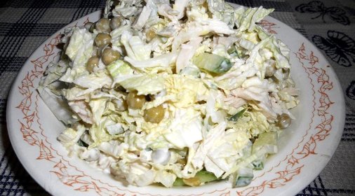 Легкий салат с курочкой и пекинской капустой