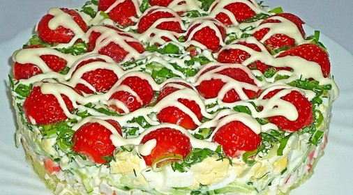 Крабовый салат с клубникой